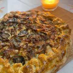 A picture of Tarta de pollo, bacon y setas 🍄.