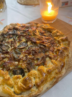 Una foto de Tarta de pollo, bacon y setas 🍄