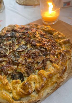 Una foto de Tarta de pollo, bacon y setas 🍄