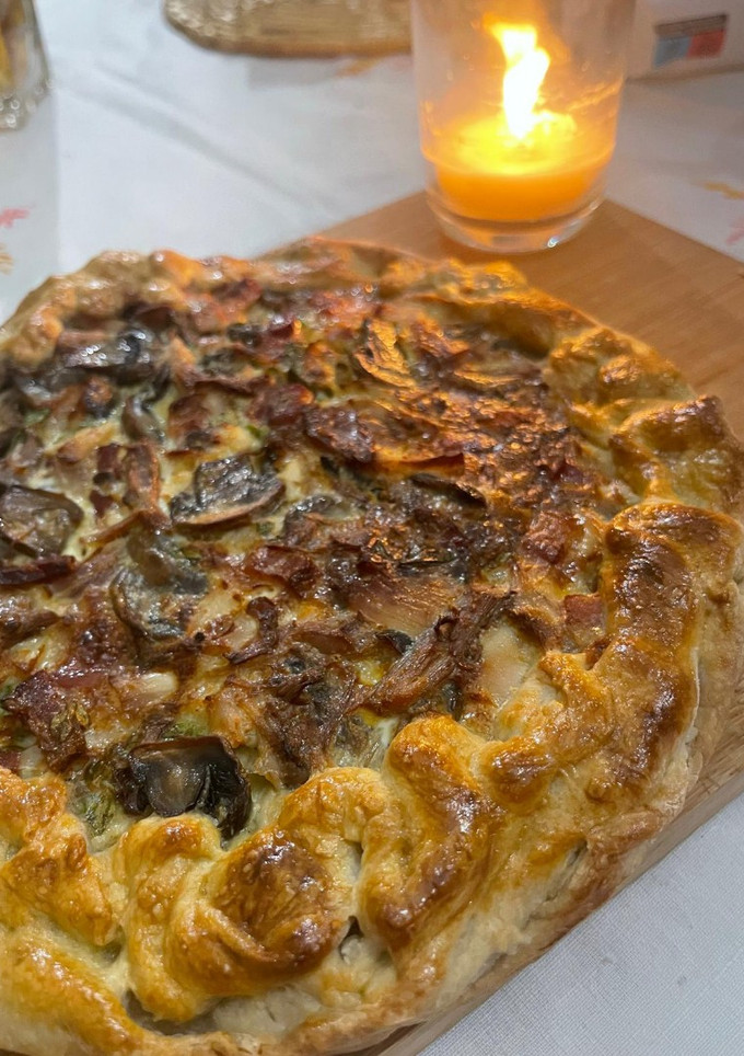 Una foto de Tarta de pollo, bacon y setas 🍄