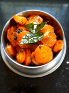 கேரட் மிளகு பொரியல்(carrot pepper poriyal recipe in tamil) செய்முறை முக்கிய புகைப்படம்