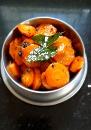 கேரட் மிளகு பொரியல்(carrot pepper poriyal recipe in tamil) செய்முறை முக்கிய புகைப்படம்