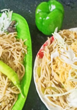 વેજ. હકકા નૂડલ્સ (Veg Hakka Noodles Recipe in Gujarati) રેસીપી મુખ્ય ફોટો