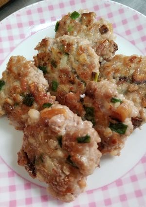 A picture of Chinese Water Chestnut Mushroom Pork Patties 煎肉餅.