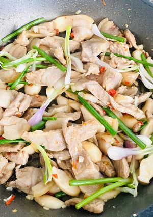 Hình của món Thịt Heo Rừng Xào Nấm Đùi Gà.