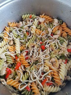 Una foto de Pasta con verduras, pollo y gulas
