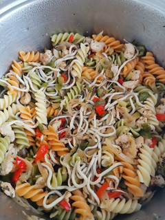 Una foto de Pasta con verduras, pollo y gulas
