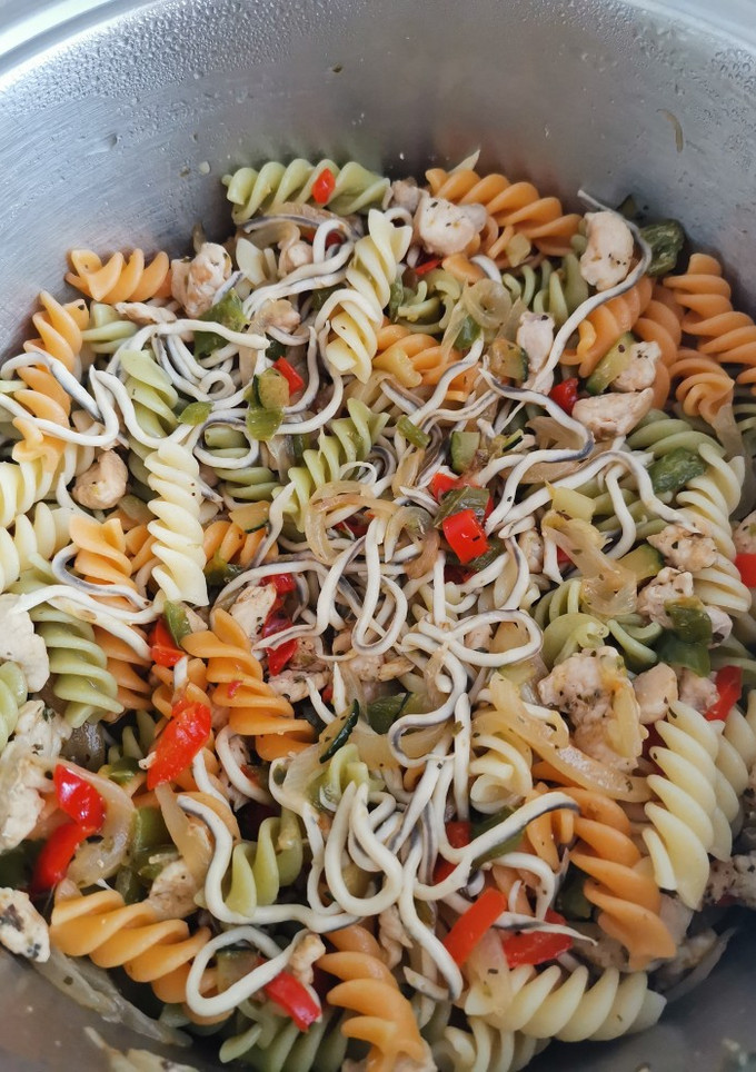 Una foto de Pasta con verduras, pollo y gulas
