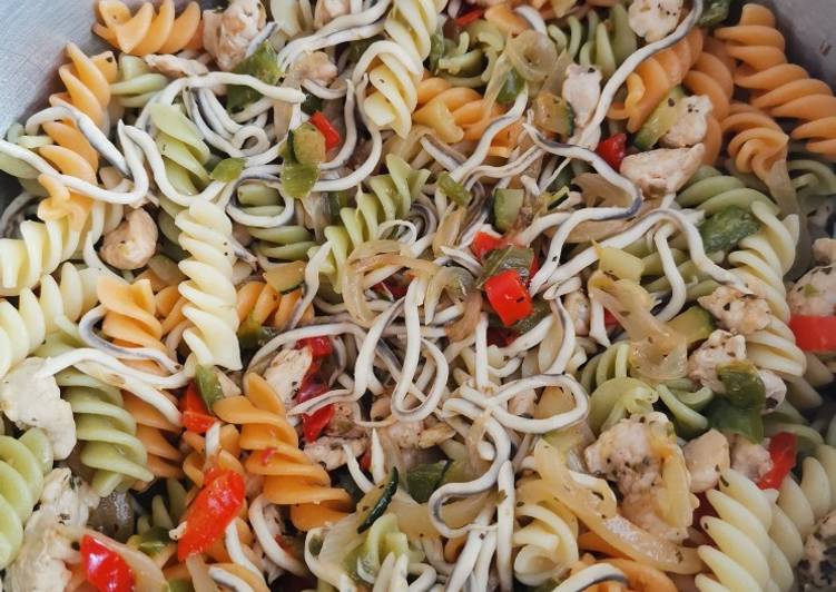 Pasta con verduras, pollo y gulas