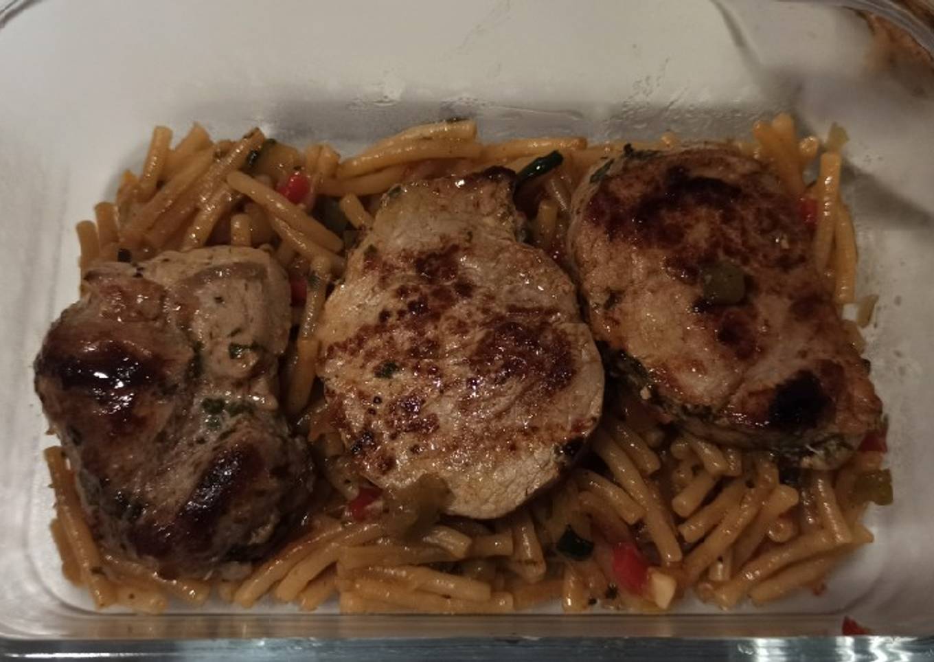 Medallones de solomillo de cerdo sobre fideuá de verduritas