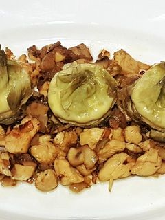 Una foto de Corazones de alcachofa con lecho de pollo, cebolla y champiñones