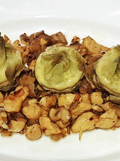 Una foto de Corazones de alcachofa con lecho de pollo, cebolla y champiñones