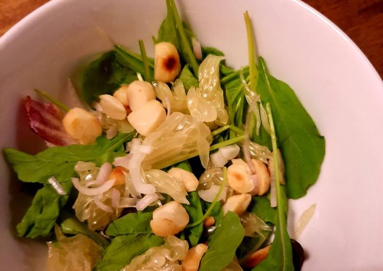 Recipe of Perfect Mixed greens and pomelo salad with passionfruit dressing