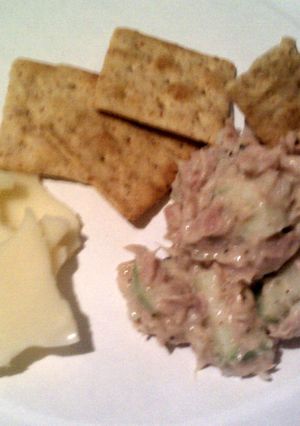 A picture of Apple tuna snack.