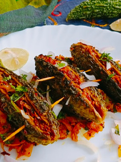 भरवां आलू करेला (bharwa aloo karela recipe in Hindi) रेसिपी मुख्य फोटो