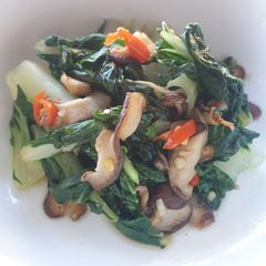 A picture of Stirfry white pak choy with shiitake.