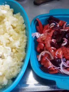 Una foto de Ensalada de papas huevos y Ensaladas de Remolacha y tomate