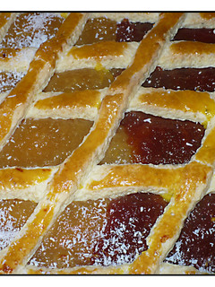 Una foto de Pasta frola con dulce membrillo y dulce de batata