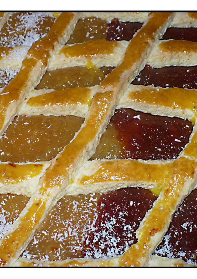Una foto de Pasta frola con dulce membrillo y dulce de batata