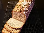 Una foto de pan integral de avena en panificadora