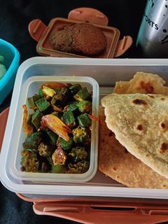 भिंडी की सब्जी और पराठा रेसिपी मुख्य फोटो