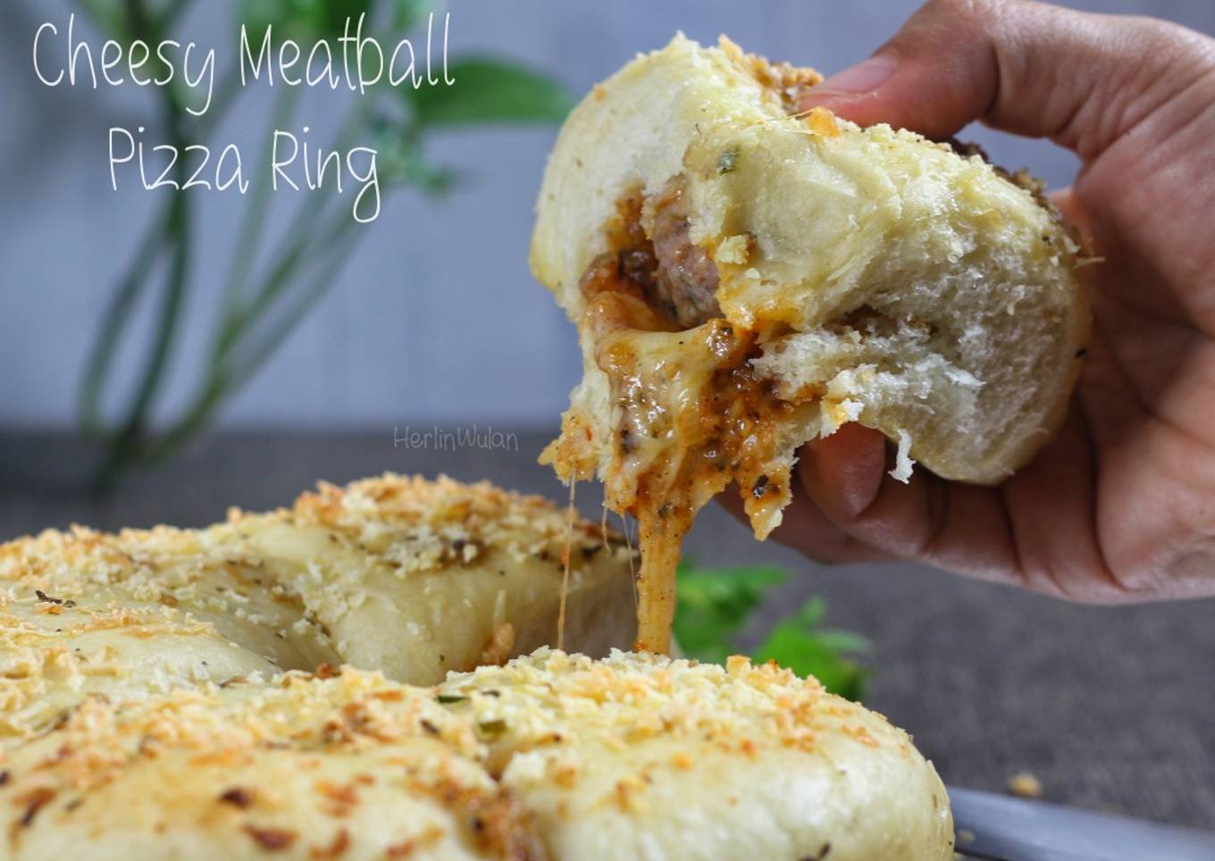 Cheesy Meatball Pizza Ring