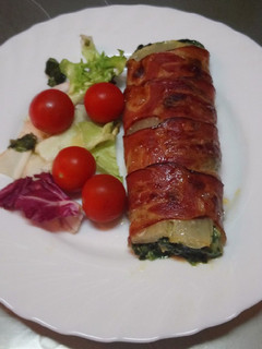 Una foto de Pencas rellenas de espinacas y envuelto con bacon