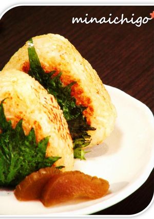 A picture of Shiso-Flavored Grilled Rice Balls (Yaki Onigiri) for a Snack.