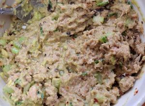 Una foto de Ensalada de atún con aguacate 2