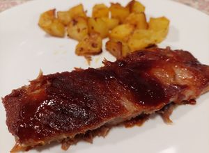 Una foto de Costillitas de cerdo a la barbacoa casera con papas