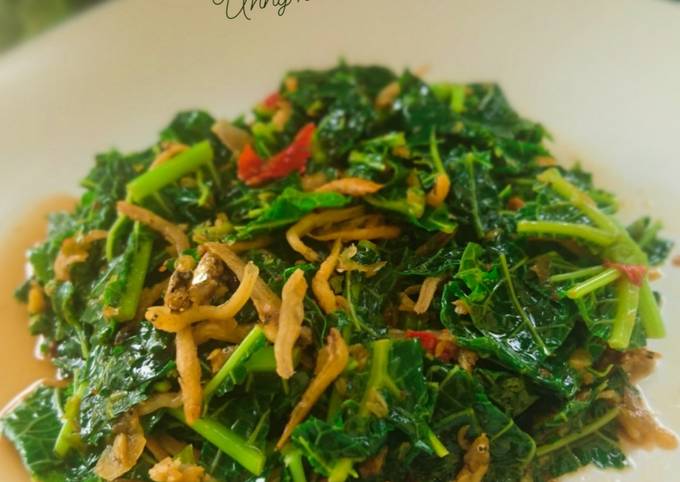 Bagaimana Menyiapkan Oseng daun pepaya teri medan yang Bikin Ngiler