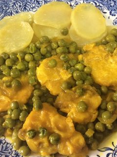 Una foto de Tintorera con guisantes en amarillo