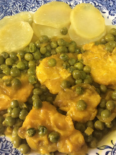 Una foto de Tintorera con guisantes en amarillo
