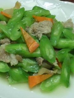 A picture of Garlic Pork Stir-Fry with Snake Gourd.