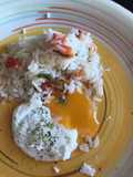 Arroz con cebollín, tomate y huevo pochado