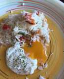 Arroz con cebollín, tomate y huevo pochado