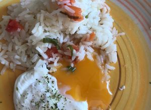 Una foto de Arroz con cebollín, tomate y huevo pochado