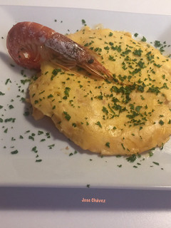 Una foto de Tortilla de gambones al ajillo