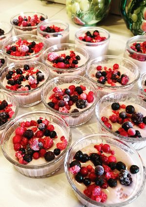 Une photo de Panacotta aux fruits rouges