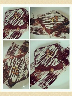 Una foto de brownies chocolatosos