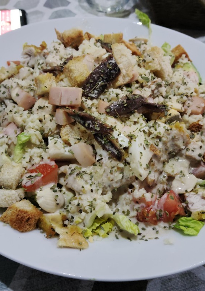 Una foto de Ensalada César fit con almendras