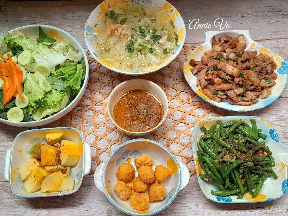 Mâm cơm mùa hè