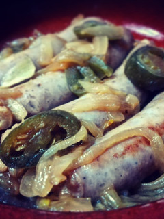 Una foto de Salchichas al vino blanco con jalapeños