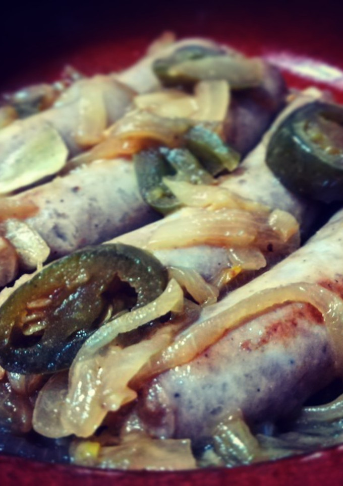 Una foto de Salchichas al vino blanco con jalapeños