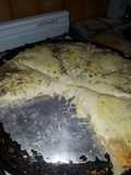 Pizza con salsa blanca y cebolla caramelizada