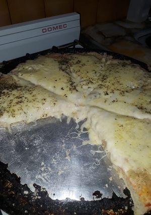 Una foto de Pizza con salsa blanca y cebolla caramelizada