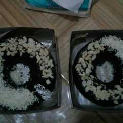 A picture of Brownies topping keju almond.