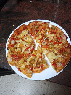 Una foto de Pizza de pulpo, palitos de cangrejo y verdura