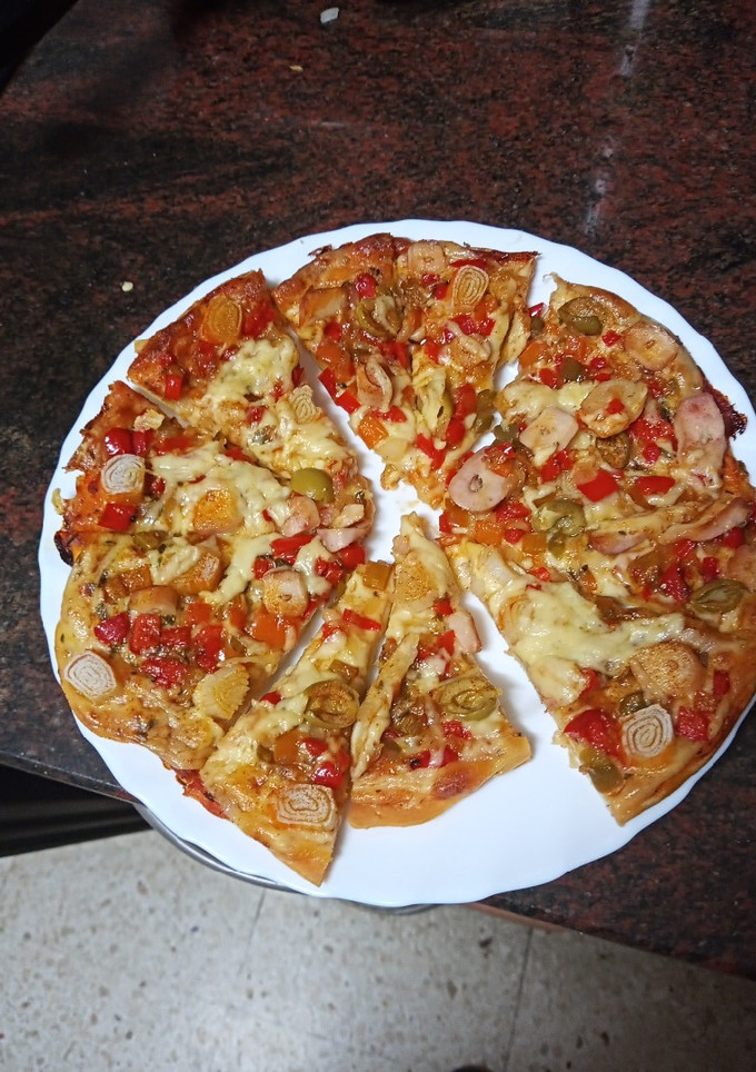 Una foto de Pizza de pulpo, palitos de cangrejo y verdura