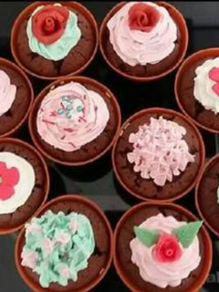 Una foto de Macetitas cupcakes de chocolate con nata de colores